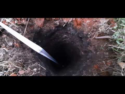 Видео: как выкопать глубокую лунку без бура