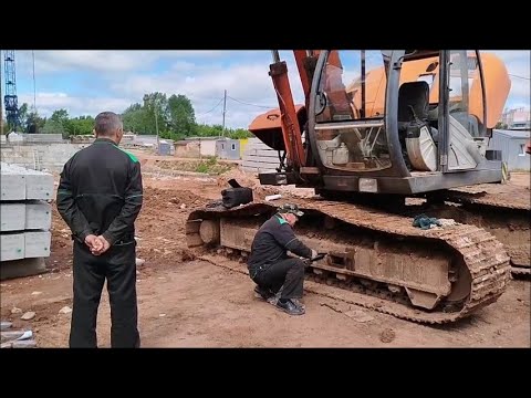 Видео: На экскаваторе ослабла гусеница и не натягивается