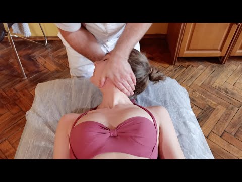 Видео: Мануальная терапия коррекция плеч и таза