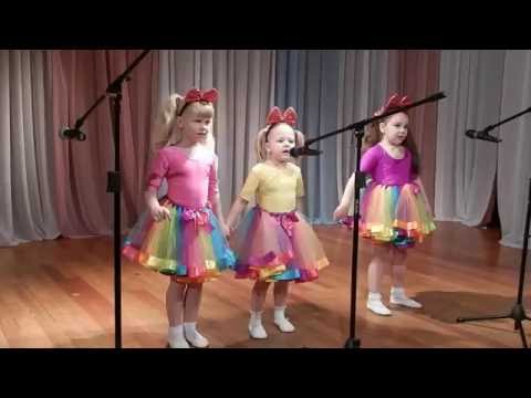 Видео: Весёлая песенка. Выглянуло солнышко из-за серых туч.