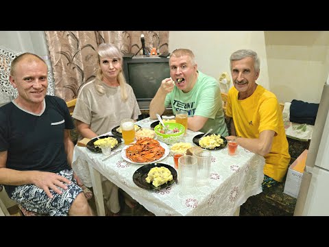 Видео: Мукбанг ПИРУЕМ и ГУЛЯЕМ всей СЕМЬЁЙ! ШИКАРНЫЙ ужин приготовила Наташа) Учим отца есть РАКОВ
