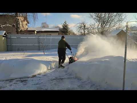 Видео: Работа снегоуборщика A-iPower AS463 (не рекламма)