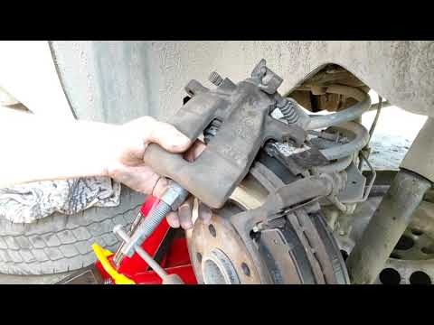 Видео: замена колодок Фольксваген транспортер т5 не держит ручник...