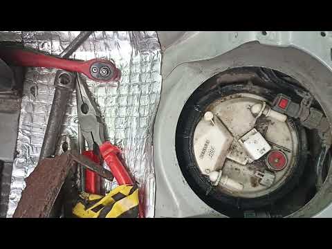Видео: Меган 2 откручивание прижемной гайки бензонасоса