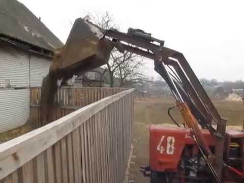 Видео: Т-25 с самодельным погрузчиком. Первый выезд.