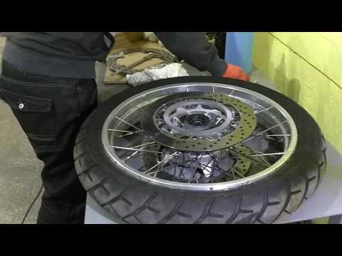 Видео: BMW R1150GS замена передних тормозных дисков и колодок