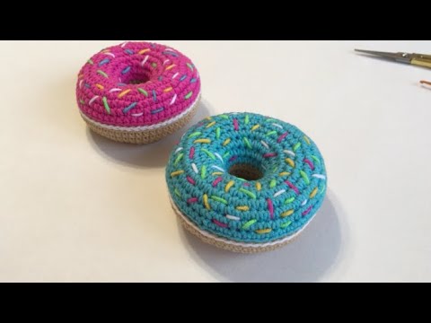 Видео: Как связать Игольницу Пончик 🍩 | Мастер-класс | Кольцо Амигуруми