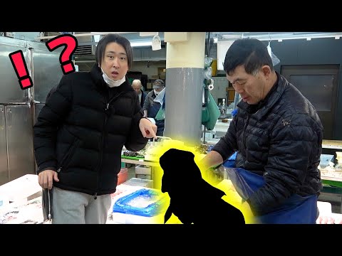 Видео: Почему он здесь? Я нашёл невероятно сияющую рыбу на рынке.