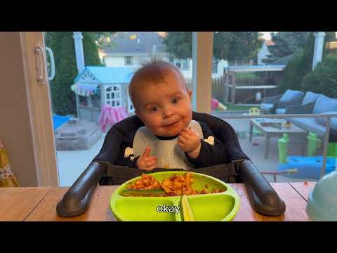 Видео: 10-месячный малыш пробует лазанью с огурцами! (Самая милая на свете!!)