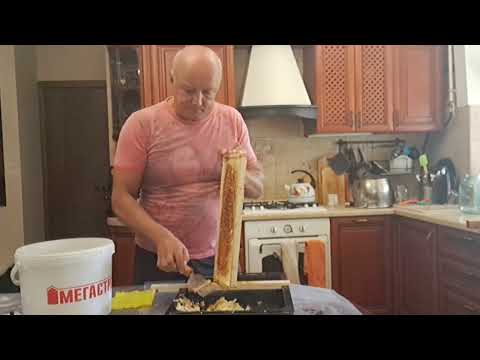 Видео: Первая откачка мёда в этом году. Мёд как всегда тёмный и очень вкусный.