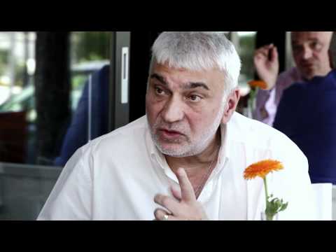 Видео: Стефан Димитров композира... програма за радиото