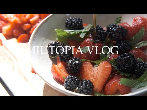 Видео: Медленная жизнь в начале лета 🍓 Сбор клубники и домашний бранч | Miutopia Vlog 14