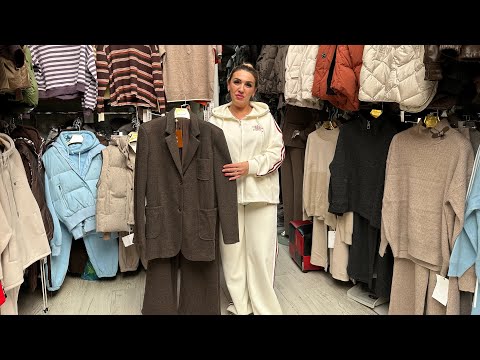 Видео: ТРЕНДЫ ОСЕНИ: ТЕПЛЫЕ КОСТЮМЫ, КУРТКИ ТОЛСТОВКИ И КОФТЫ ОПТ И РОЗНИЦА. 