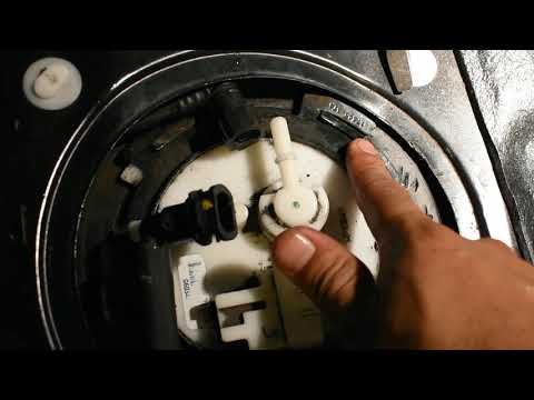 Видео: Как снять топливный насос Nissan Altima 2013 2015 г. Замена уплотнительного кольца, установка нов...