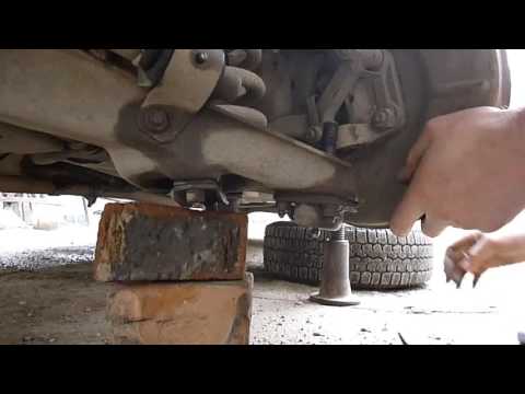 Видео: Замена нижней шаровой опоры на ВАЗ 2107
