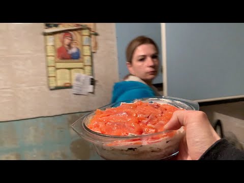 Видео: МАМА ПРИГОТОВИЛА СОЧНЫЙ СУШИ-ТОРТ / ЧТО ПОЛУЧИЛА БАБУЛЯ ОТ МАМЫ НА ДР ?