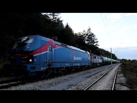 Видео: Влак на "Булмаркет" дефилира на ЖП гара Макоцево с тройната тяга на 80 024, 87 023 и 80 027...