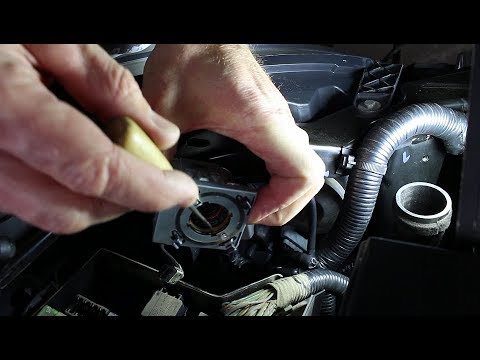 Видео: Возможные проблемы при замене ксеноновой лампы на Nissan Qashqai 2,0 4WD Ниссан Кашкай 2008 года