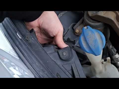 Видео: Hyundai i30 2015 года. Замена ламп ближнего света на  светодиодные лампы LED. Супруга будет рада!