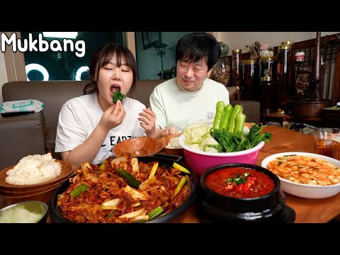 Видео: Mukbang | Корейская утка булгоги, завернутая в тушеные листья тыквы и капусту.