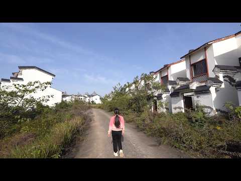 Видео: На вершине горы в Чунцине было обнаружено, что сотни построенных вилл оказались необитаемыми.