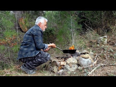 Видео: Строительство примитивного каменного камина и первое приготовление хрустящей жареной курицы
