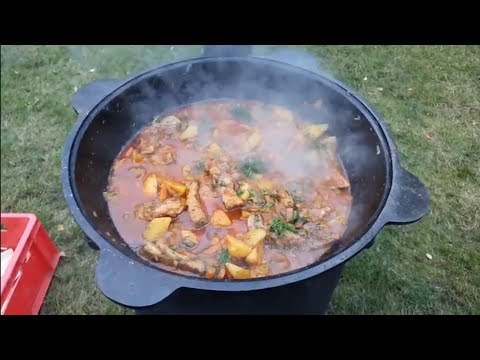 Видео: Свиные рёбра с картошкой и шампиньонами в казане на костре.