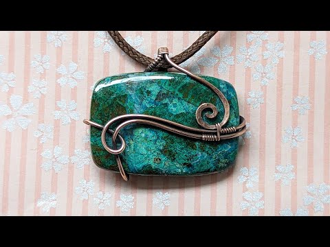 Видео: Урок по изготовлению подвески-завитушки из проволоки с прямоугольным кабошоном для начинающих