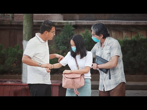 Видео: Что прохожие делают, когда видите, как учитель пристает к ученице?