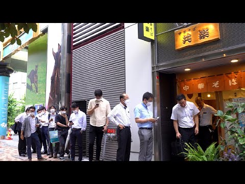 Видео: 66 ЛЕТ!!! Крошечный магазин рамэна в Гиндзе (Токио) до сих пор собирает огромные очереди!