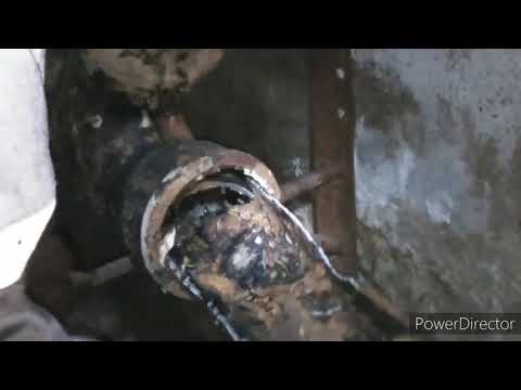 Видео: #канализациявподвале Замена Куска трубы канализации в подвале.
