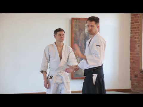 Видео: айкидо для новичков. Гьяку ханми кататэ дори - сихо нагэ (ура) | aikido. giaku hanmi - shihonage
