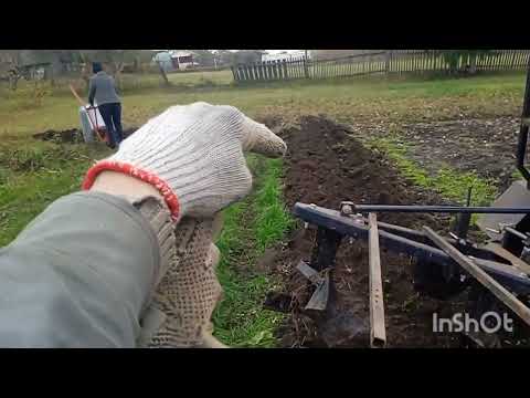 Видео: Осенняя пахота на самодельном минитракторе.