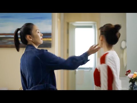 Видео: Хозяйка напала на ребенка жены, и жена ударила ее, чтобы разбудить ее!