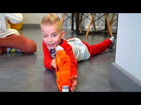 Видео: NERF WAR  Угнали тачку, папа расстроен! Hijacked a car, dad upset!