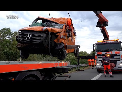 Видео: VN24 — Серьёзное ДТП на трассе А2 — MB Sprinter перелетел через защитное ограждение в лес