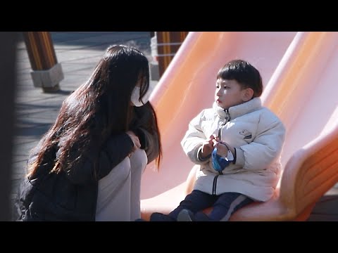 Видео: Будет ли маленький ребенок следовать за красивой девушкой? | Social Experiment