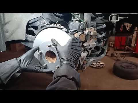 Видео: ЛЕГКО СДЕЛАЙ САМ: ПРАВИЛЬНАЯ замена задних тормозов Honda Civic 2016–2020 годов