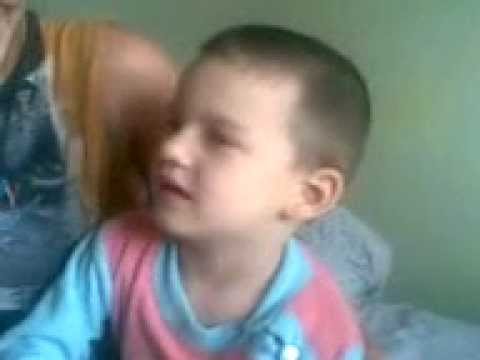 Видео: мальчик чих
