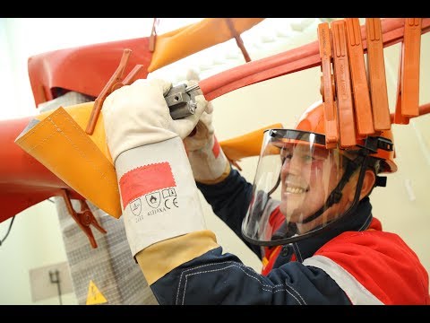 Видео: Работа под напряжением РУП "Гродноэнерго"