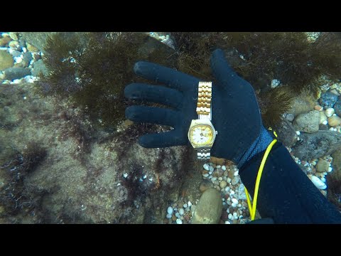 Видео: НАШЁЛ В МОРЕ - Мобильный телефон, Серебряное ожерелье, денег, Кредитные карты, Кошелек