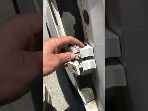 Видео: Замена петли водительской двери Skoda Octavia A7