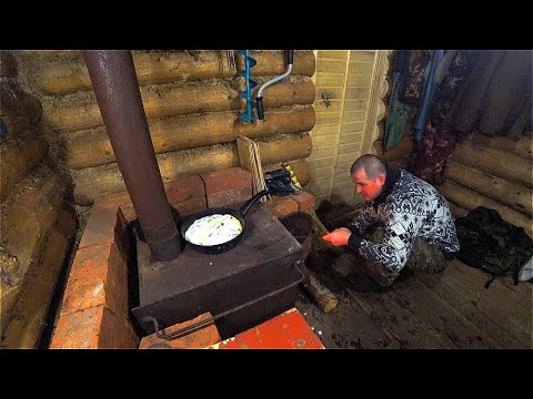 Видео: Жизнь и быт в таёжной избе. Готовим на печке ХАРИУСА в сметане. Тайга.