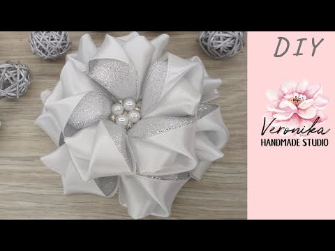 Видео: 🌸Нарядный бант из атласной ленты 5 см МК🌸Bow flower of ribbon 5 cm DIY Tutorial🌸PAP flor de fita