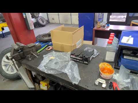 Видео: Тормозные колодки и роторы на Honda CR-V 2014 года