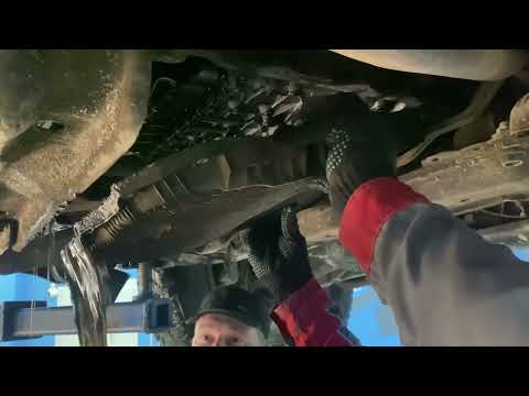 Видео: Замена масла в АКПП Jeep Grand Cherokee, замена фильтра (поддона)