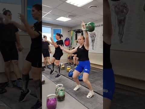 Видео: Гиревой спорт: Рывок статодинамика 20 и 24 кг