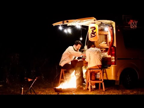 Видео: Наслаждение киосками с японской едой самостоятельно.