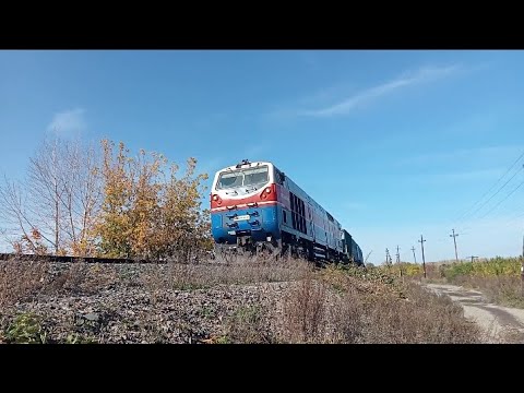 Видео: ТЭ33АС-0082 жүк пойызымен және ТЭ33А-0229 408Н халықаралық РЖД пойызымен Риддер-Новосибирск