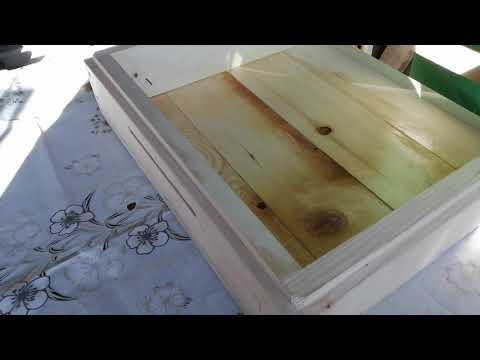 Видео: Обработка ульев пропиткой из парафина и масла.